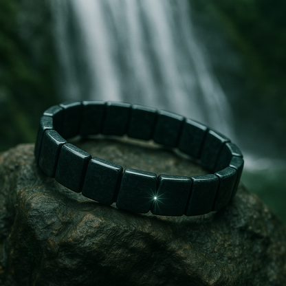 Bracelet hématite homme Serenya posé sur un rocher près d’une cascade