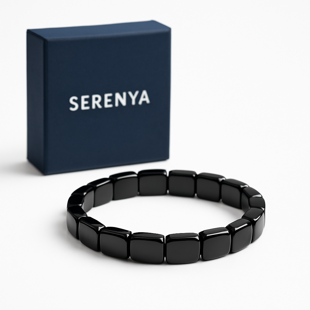 Packshot carré sur fond blanc du bracelet hématite Serenya avec son coffret bleu marine premium.
