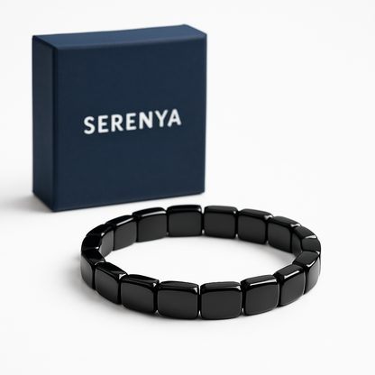Packshot carré sur fond blanc du bracelet hématite Serenya avec son coffret bleu marine premium.