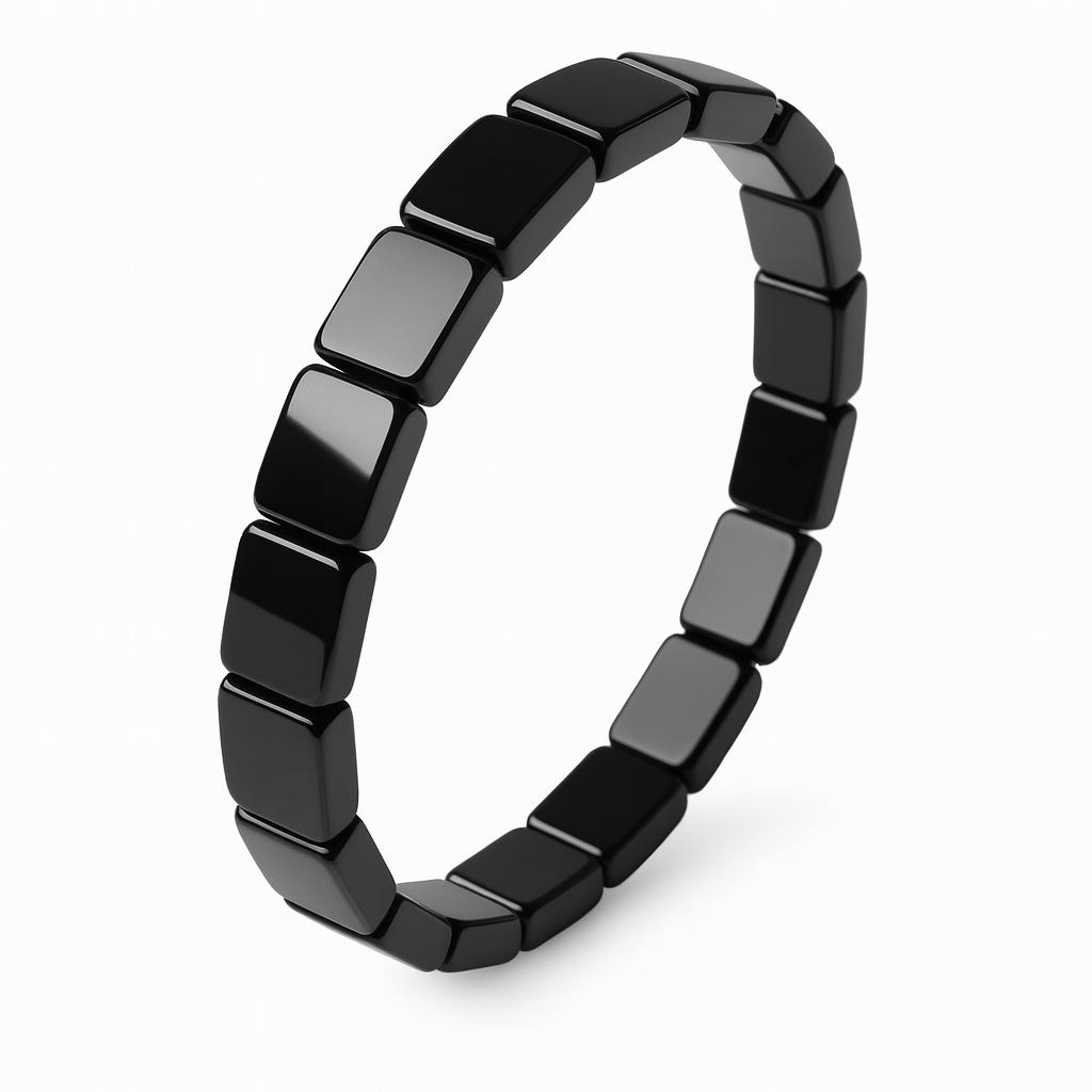 Bracelet hématite noir brillant en perles carrées sur fond blanc – vue détaillée du bijou énergétique pour homme