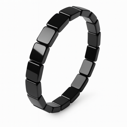 Bracelet hématite noir brillant en perles carrées sur fond blanc – vue détaillée du bijou énergétique pour homme