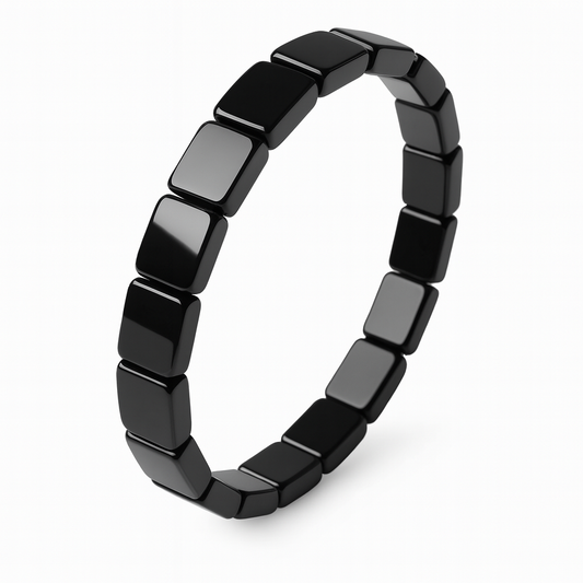 Bracelet hématite noir brillant en perles carrées sur fond blanc – vue détaillée du bijou énergétique pour homme