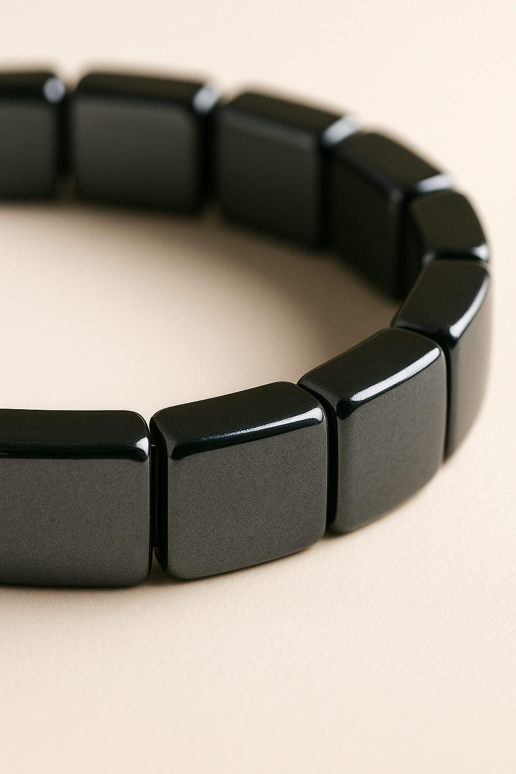 Gros plan macro du bracelet hématite homme Serenya – perles rectangulaires noires, finition métallique premium