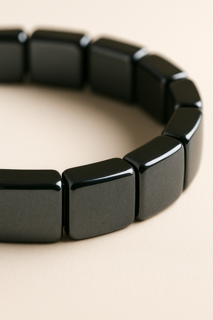 Gros plan macro du bracelet hématite homme Serenya – perles rectangulaires noires, finition métallique premium
