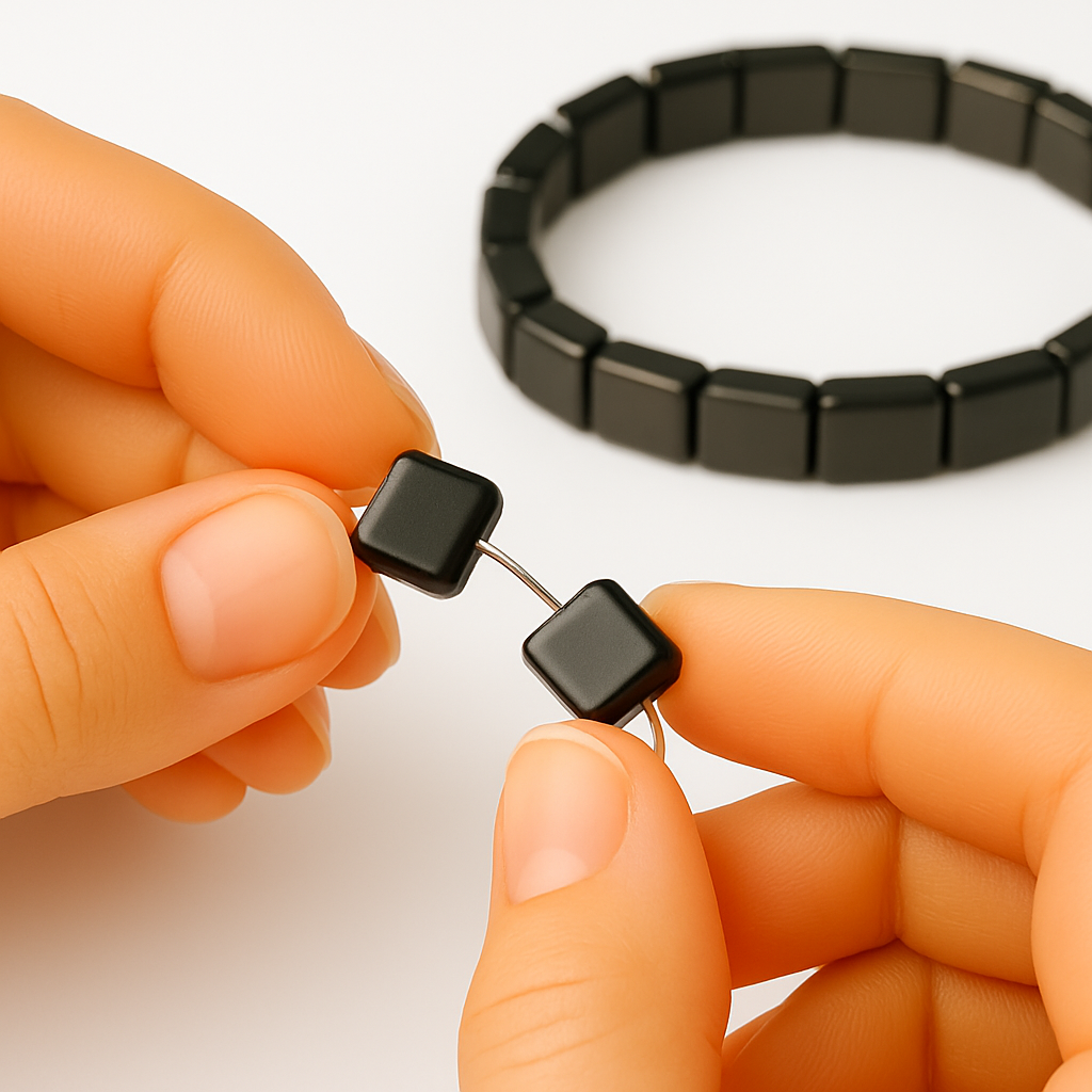 Assemblage artisanal d’un bracelet en hématite noire Serenya, perles carrées montées à la main