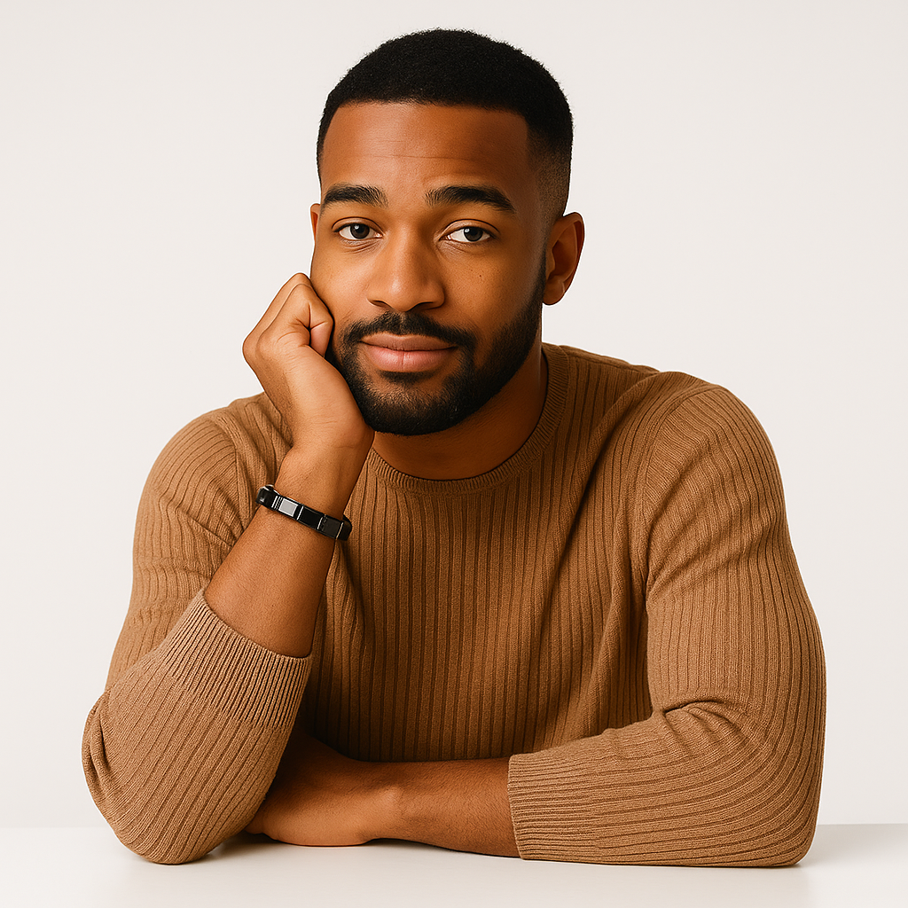 Homme portant un bracelet hématite Serenya sur fond blanc – photo lifestyle produit masculin