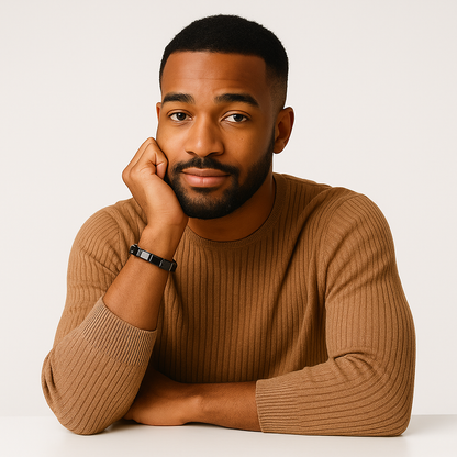 Homme portant un bracelet hématite Serenya sur fond blanc – photo lifestyle produit masculin