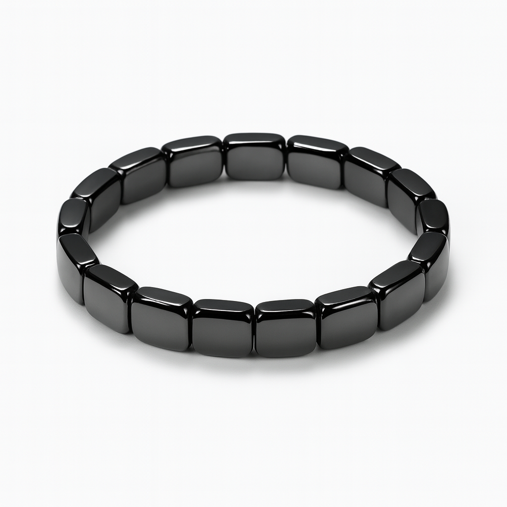 Bracelet hématite homme Serenya – perles rectangulaires noires, bijou protecteur et élégant sur fond blanc