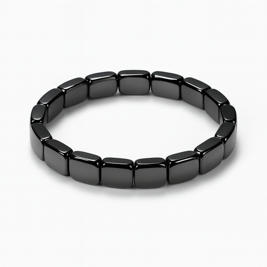 Bracelet hématite homme Serenya – perles rectangulaires noires, bijou protecteur et élégant sur fond blanc
